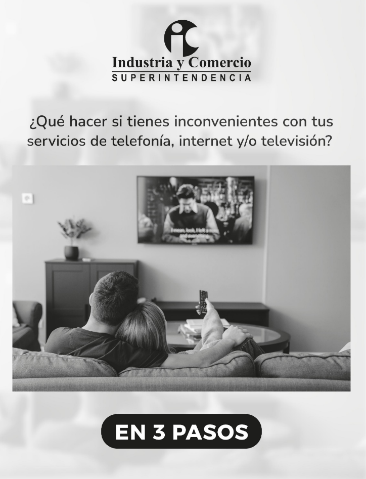 dos personas viendo la televisión sentaos en un sofa