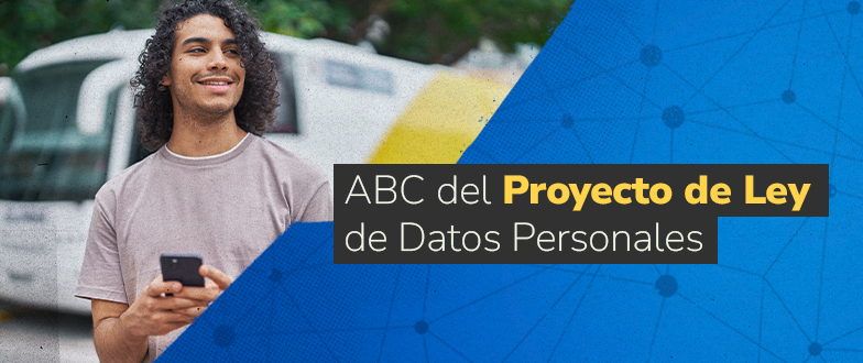 Un hombre joven, sonriente y con cabello rizado, sosteniendo un teléfono en la calle. La mitad derecha del banner es azul y abstracta, con un cuadro que contiene el texto: "ABC del Proyecto de Ley de Datos Personales".