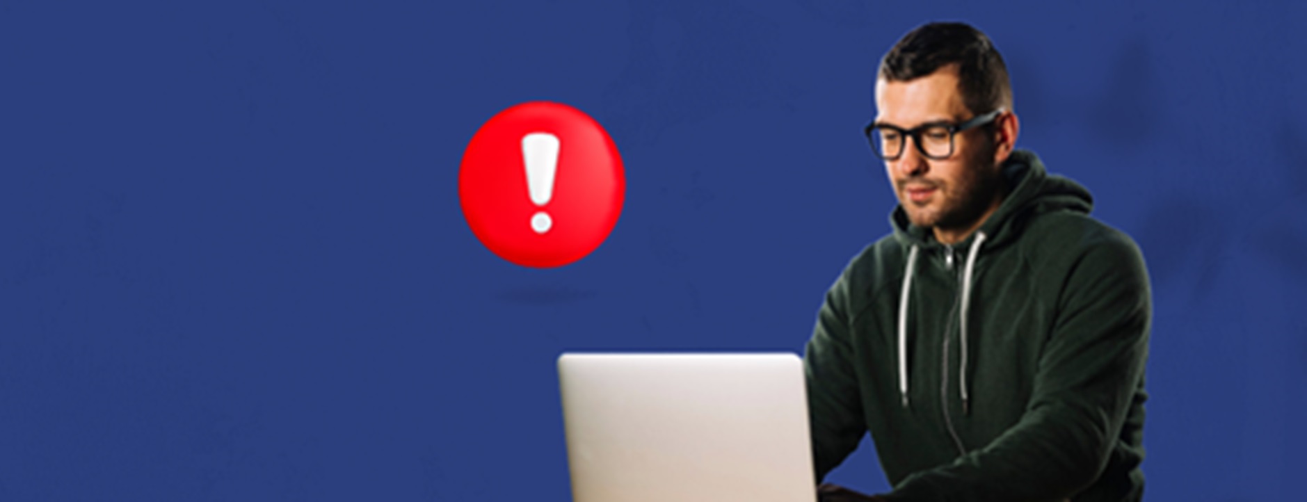 Señor en el computador trabajando con un signo de exclamación