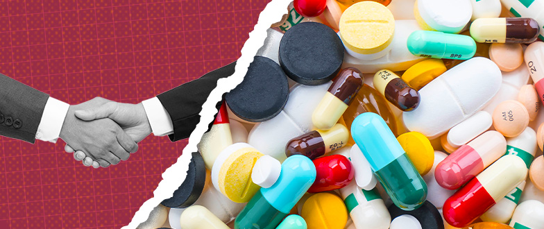 Mano estrechándose y pastillas farmacéuticas.