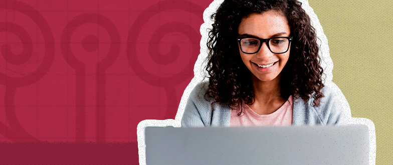 Mujer joven usando una laptop, destacadA sobre un fondo de texturas rojas y amarillas.