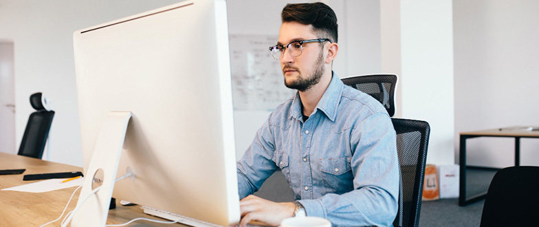 Señor en el computador trabajando