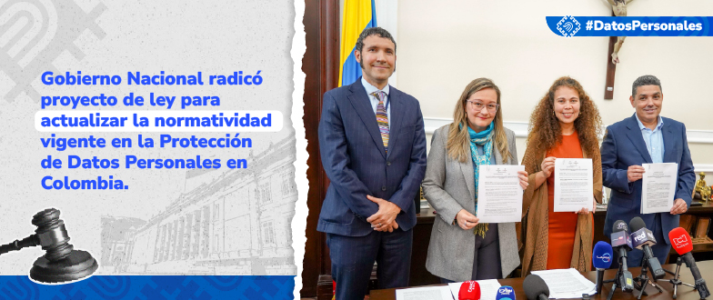 Un grupo de funcionarios del gobierno colombiano con documentos en la mano, anunciando que radicaron un proyecto de ley para actualizar la normativa sobre la protección de datos personales en el país.