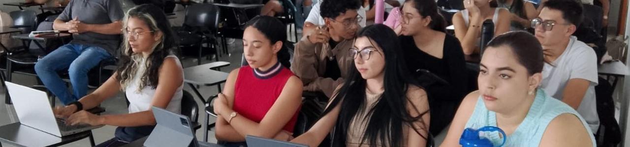 Fotografía de personas sentadas en una capacitación 