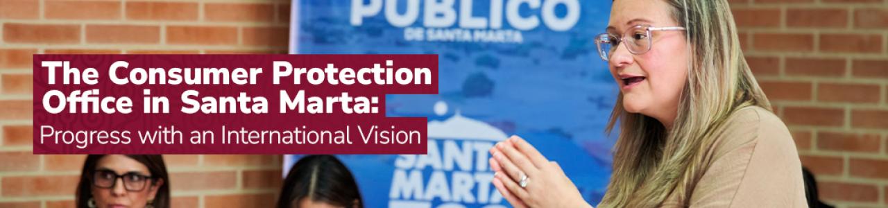 Una mujer habla en un evento en Santa Marta. La imagen incluye texto sobre la Oficina de Protección al Consumidor y su visión internacional.