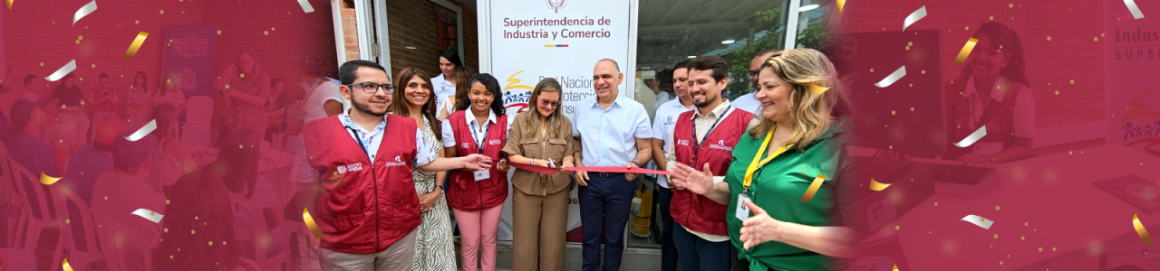 Un grupo de personas sonrientes cortando una cinta roja frente a un cartel de la "Superintendencia de Industria y Comercio". A la izquierda, un ícono de ubicación con una casa.