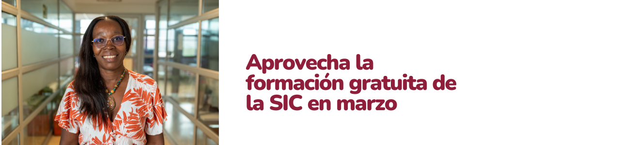 Mujer sonriente con gafas azules y blusa estampada con hojas naranjas en un pasillo institucional con paredes de cristal. A la derecha, texto en color burdeos que dice 'Aprovecha la formación gratuita de la SIC en marzo', promocionando jornadas de capacitación ofrecidos por la Superintendencia de Industria y Comercio.