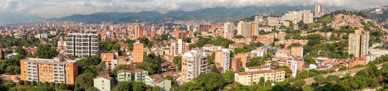 Imagen de vista panorámica de Medellín con edificios y montañas.