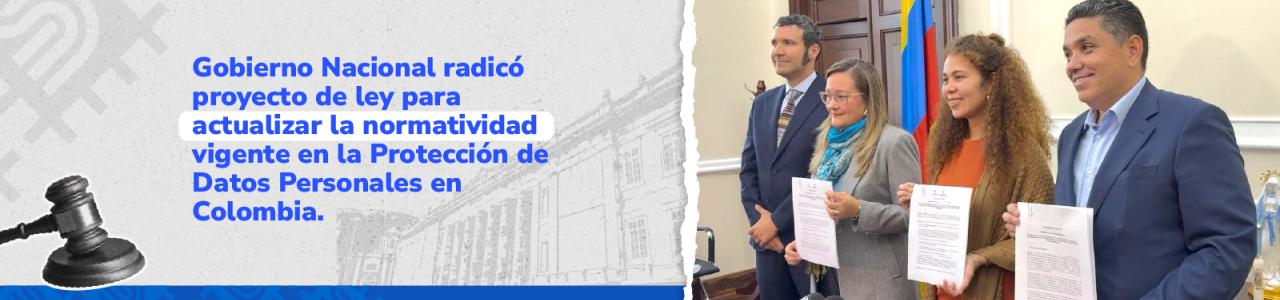 Un grupo de funcionarios del gobierno colombiano con documentos en la mano, anunciando que radicaron un proyecto de ley para actualizar la normativa sobre la protección de datos personales en el país.