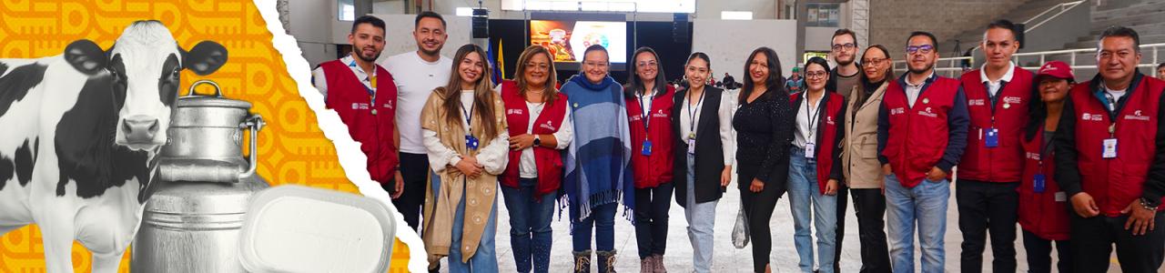 Grupo de personas y en el lado izquierdo vaca con productos lácteos.