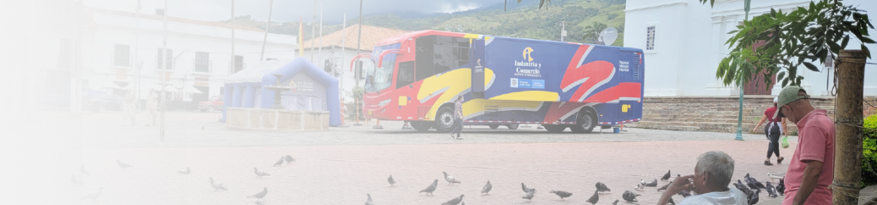 Imagen contiene fotografía del bus y la carpa de la RNPC ubicados en la plaza municipal de Guaduas.