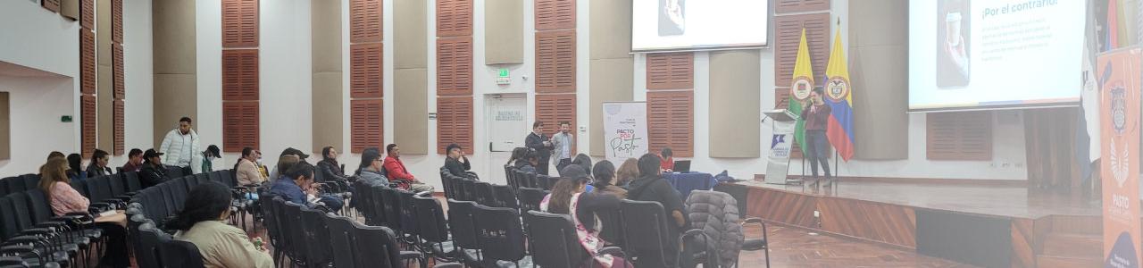 Imagen contiene fotografía de personas al interior de un auditorio.