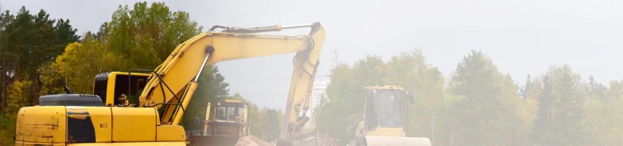 camiones de construción estan en un espacio amplio