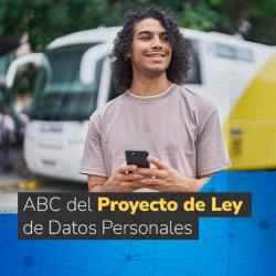 Un hombre joven, sonriente y con cabello rizado, sosteniendo un teléfono en la calle. La mitad derecha del banner es azul y abstracta, con un cuadro que contiene el texto: "ABC del Proyecto de Ley de Datos Personales".