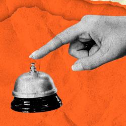 Ilustración de una mano a punto de tocar un timbre de recepción de hotel sobre un fondo naranja con texturas de papel rasgado.