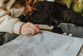 Persona viendo un calendario