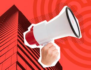 Primer plano de una mano sosteniendo un megáfono blanco, como si estuviera a punto de hacer un anuncio. El fondo rojo intenso muestra un moderno edificio alto de oficinas.