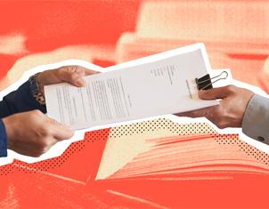 Dos personas intercambian un documento oficial sujeto con un clip, sobre un fondo rojo vibrante.