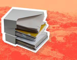 Una pila de carpetas y sobres con documentos sobre un fondo rojo que ilustra un paisaje rural o montañoso.