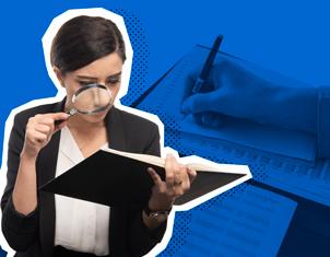 Una mujer vestida de negocios mirando con lupa un cuaderno o libro abierto. En el fondo, en tono azul, se ve una mano escribiendo sobre gráficos y documentos financieros.