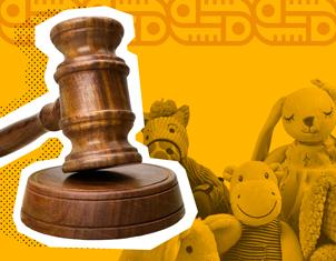 Un mazo de juez de madera en primer plano, superpuesto a un grupo de juguetes de peluche infantiles (conejo, jirafa, hipopótamo) en un fondo amarillo brillante.