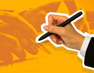 Primer plano de una mano sosteniendo un bolígrafo negro en actitud de firma o escritura, sobre un fondo naranja con gráficos sutiles.