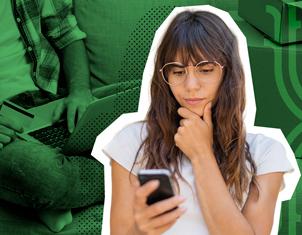 Mujer joven con gafas, frunciendo el ceño y pensativa mientras mira su teléfono celular. El fondo es de color verde y muestra elementos de compra en línea: una persona con un portátil y una tarjeta de crédito, y cajas.