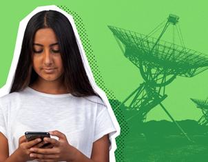 Una joven observa su teléfono móvil; detrás de ella, sobre un fondo verde, se visualizan grandes antenas de telecomunicaciones.