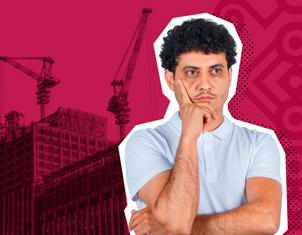 Retrato de un hombre joven, pensativo con su mano en la barbilla, en un primer plano recortado sobre un fondo rosa oscuro con grúas de construcción y un edificio alto.