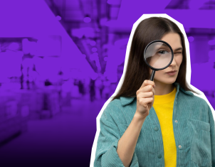 Una mujer con camisa verde y camiseta amarilla mirando a través de una lupa, sobre un fondo púrpura que muestra una tienda difuminada.