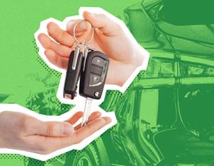 Dos manos participan en el acto de entregar o recibir las llaves con control remoto de un automóvil, con la silueta de un vehículo al fondo en tono verde.