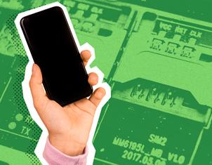 rimer plano de una mano que sujeta un teléfono inteligente con la pantalla apagada, sobre un fondo verde que muestra circuitos electrónicos.