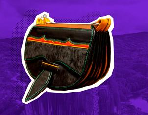 Primer plano de un carriel antioqueño tradicional de cuero negro con detalles en colores vivos (naranja, rojo, verde), recortado sobre un paisaje montañoso púrpura.