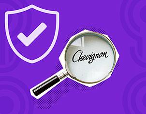 Una imagen con un fondo morado y patrones de círculos y puntos. En la parte superior izquierda, se ve un escudo blanco con un visto bueno. En el centro, una lupa resalta y magnifica la palabra "Chevignon", escrita con letra cursiva.