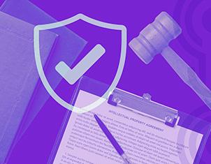 Una imagen con un fondo morado que presenta un collage de elementos relacionados con el ámbito legal. En el primer plano, se ve un acuerdo de propiedad intelectual sobre un portapapeles, junto a una pluma y un mazo de juez. A la izquierda, un gran escudo con un visto bueno se superpone a la escena.