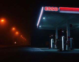 Imagen contiene fotografía de una estación de gasolina en ambiente nocturno.