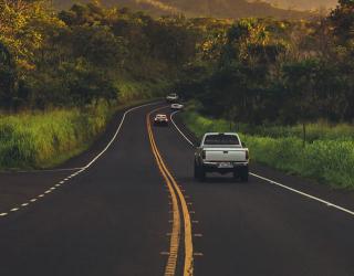 Imagen contiene fotografía de vehículos transitando sobre la vía pavimentada de una carretera