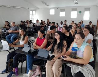 Fotografía de personas sentadas en una capacitación 