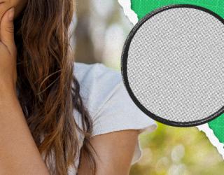 Lupa sobre una mujer mirando su teléfono, con el logo de Movistar.