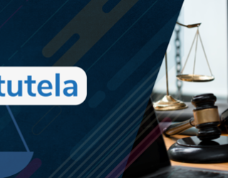 Poster con el texto "Acción de tutela" sobre un fondo azul con la silueta de una balanza de la justicia. A la derecha, se ve a un abogado en traje escribiendo en un escritorio junto a un mazo de juez.