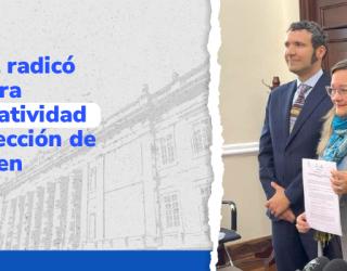 Un grupo de funcionarios del gobierno colombiano con documentos en la mano, anunciando que radicaron un proyecto de ley para actualizar la normativa sobre la protección de datos personales en el país.