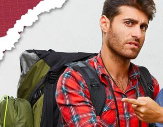 Pareja de excursionistas confundidos se señalan mutuamente bajo una lupa, en una imagen dividida con un efecto de papel rasgado.
