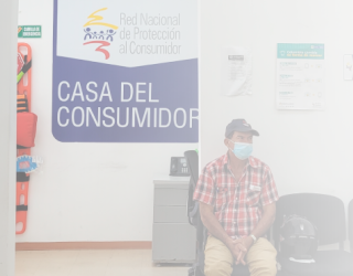 Imagen contiene fotografía de personas sentadas al interior de la casa del consumidor de Sincelejo