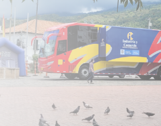 Imagen contiene fotografía del bus y la carpa de la RNPC ubicados en la plaza municipal de Guaduas.