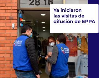 Imagen contiene texto y fotografía de personas en la entrada de un local comercial