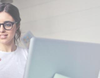 Imagen de una mujer consultando internet