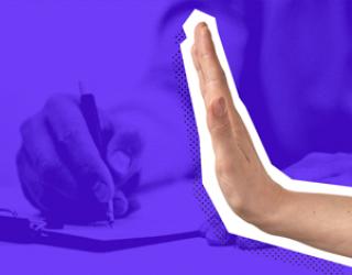 Un brazo extendido con la palma abierta en gesto de "pare" o negativa, con una imagen tenue de alguien escribiendo al fondo sobre un tono morado.