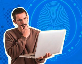 Hombre mirando la pantalla de un computador y un fondo azul con un huella dactilar.