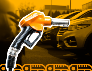 Un primer plano de una boquilla de manguera de gasolina sobre un fondo amarillo con siluetas de automóviles.