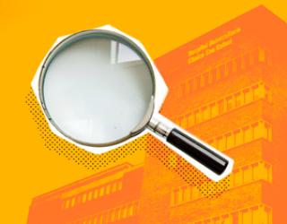 Una lupa enfocando el centro de la imagen sobre un fondo naranja con la silueta de un edificio institucional.